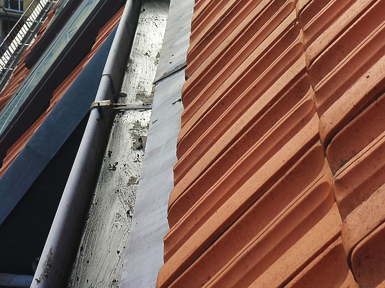 Industriekletterer-berlin-dachrinnen-reparatur-reinigung-dichtung